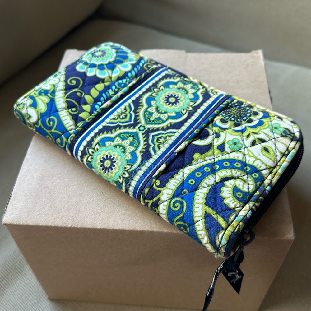 Vera Bradley- Rhythm and Blues (retired in 2011) zip accordion wallet